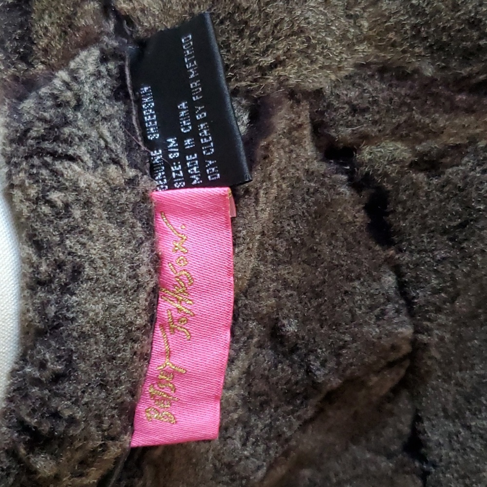 EUC Vintage 90's Betsey Johnson Reversible Sheepskin Vest with Keychain / Charm - Picture 11 of 14
